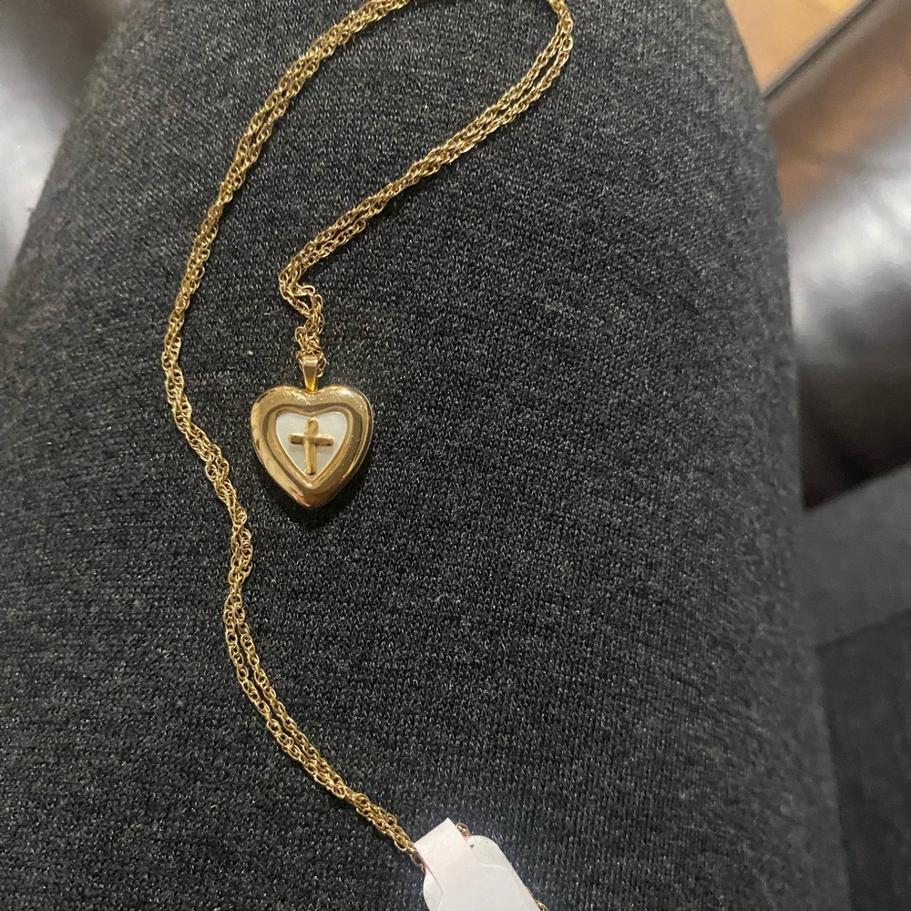 Gold Heart 14 kt gold Locket Necklace with Pearl Center - Picture 2 of 2